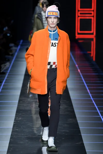 Look 50